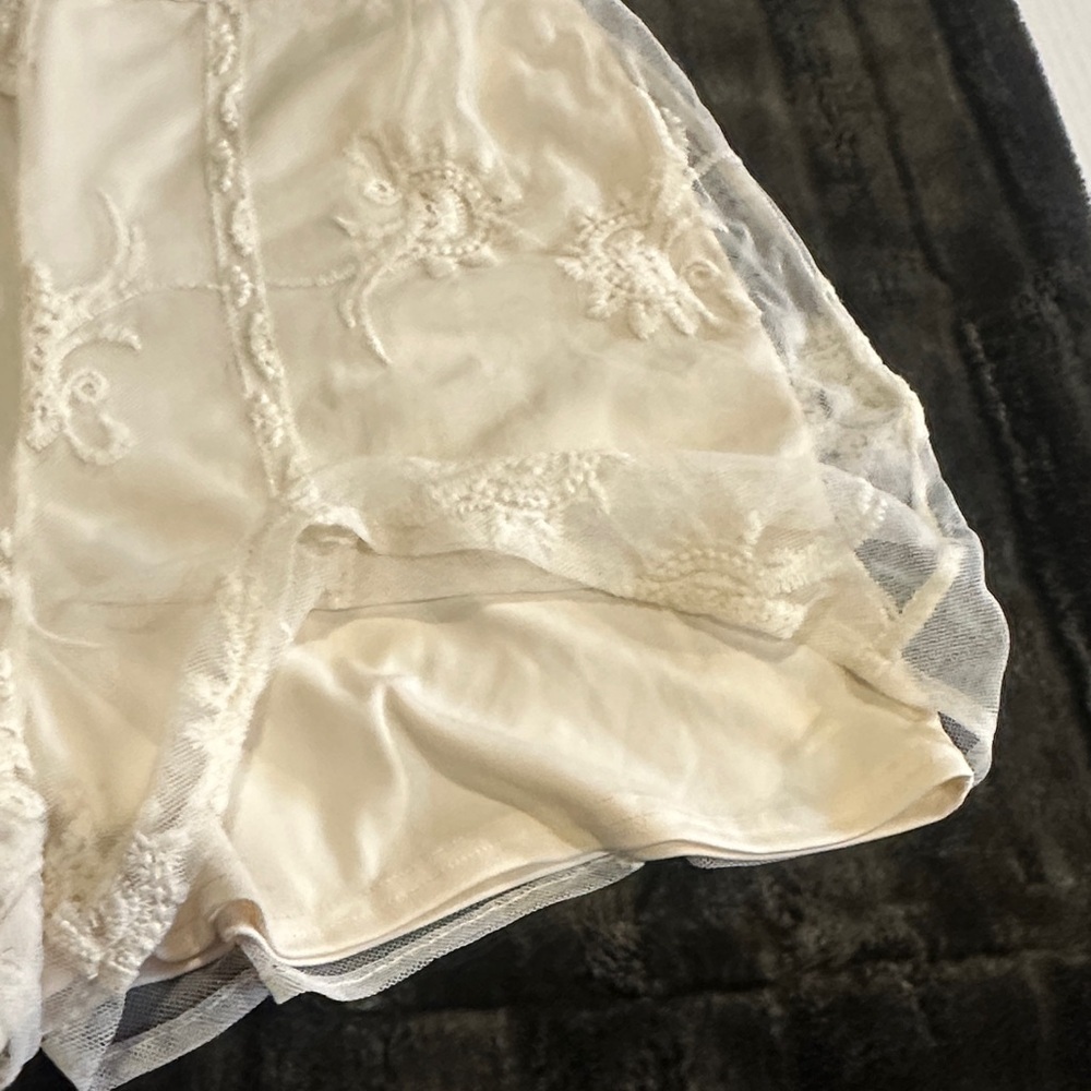 Zara Trafaluc dainty shorts & top jumper with lace & embroidery zipper in back - Picture 5 of 8